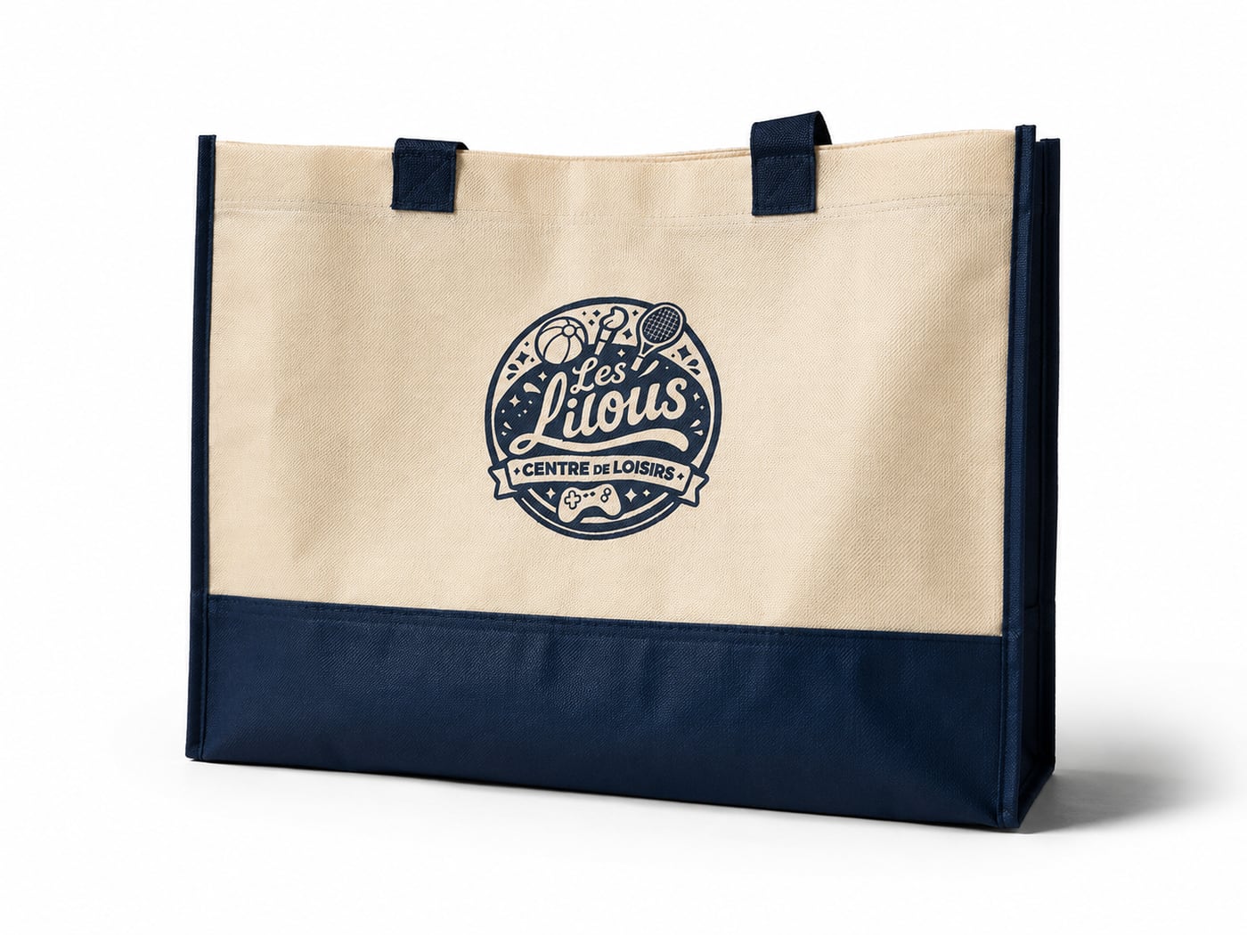 Le sac des Lilous : toile écrue, base et anses bleu marine, logo du centre de loisirs imprimé au centre.